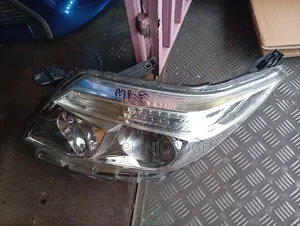 Noah 2018 Headlight Letter E
