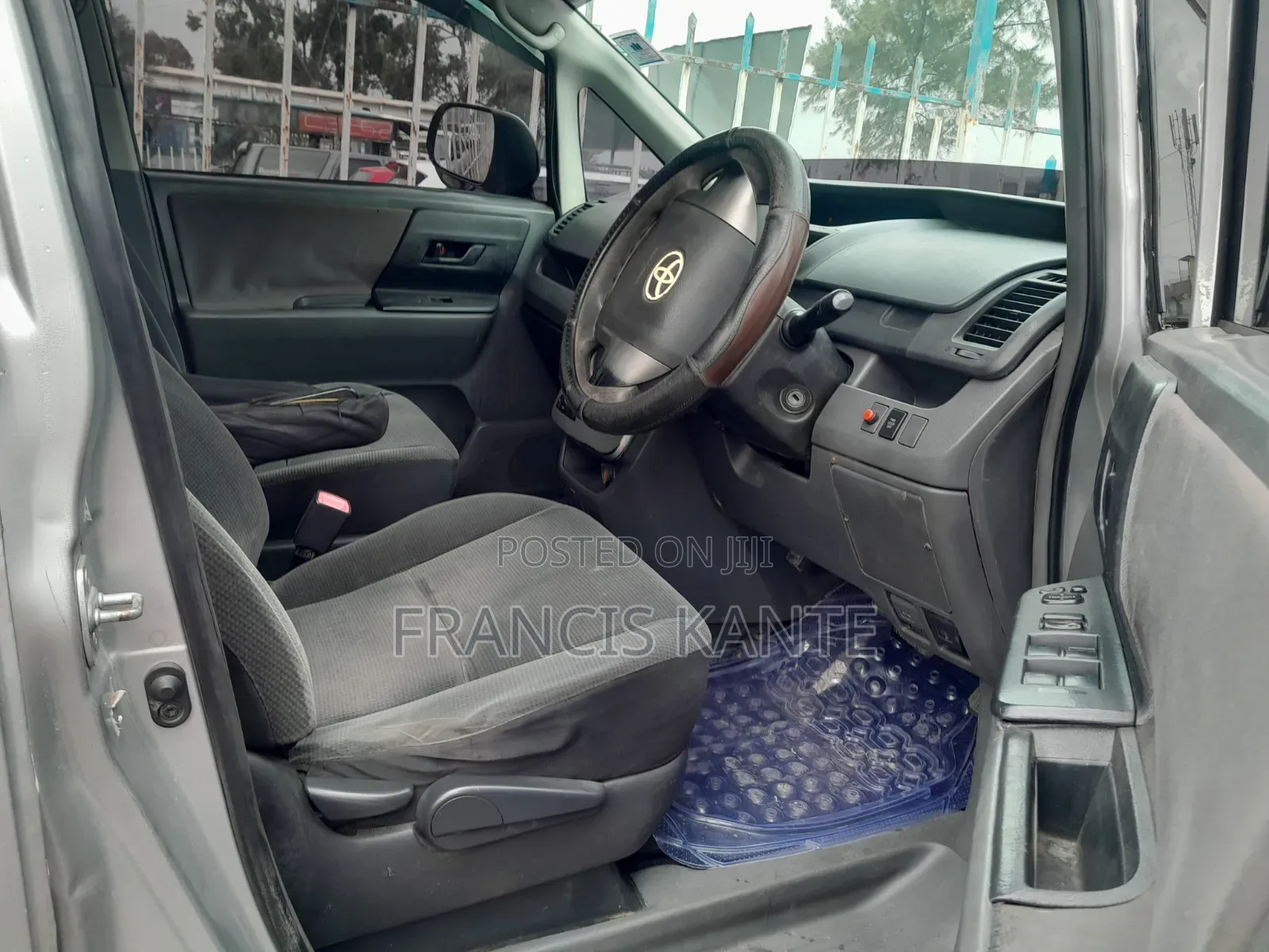 Toyota Noah 2010 White