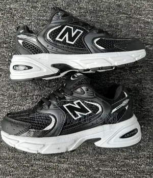 Kids Unisex New Balance 530 Kids Sneakers in Black/White,(31-35)