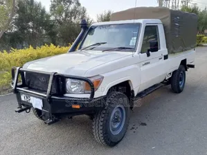 Toyota Land Cruiser 2011 White