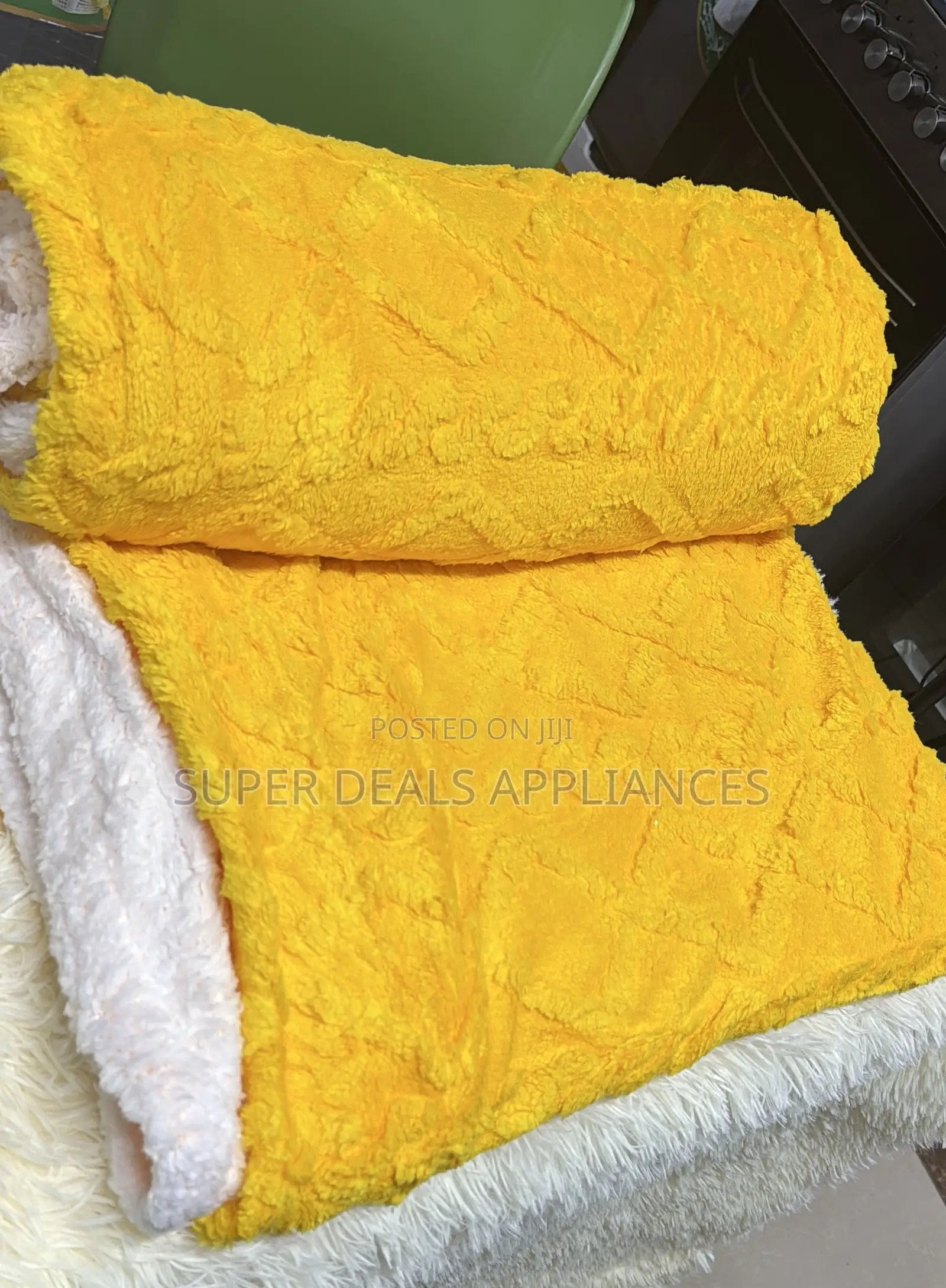 Plain Sharper Fleece Blanket With a Pattern
