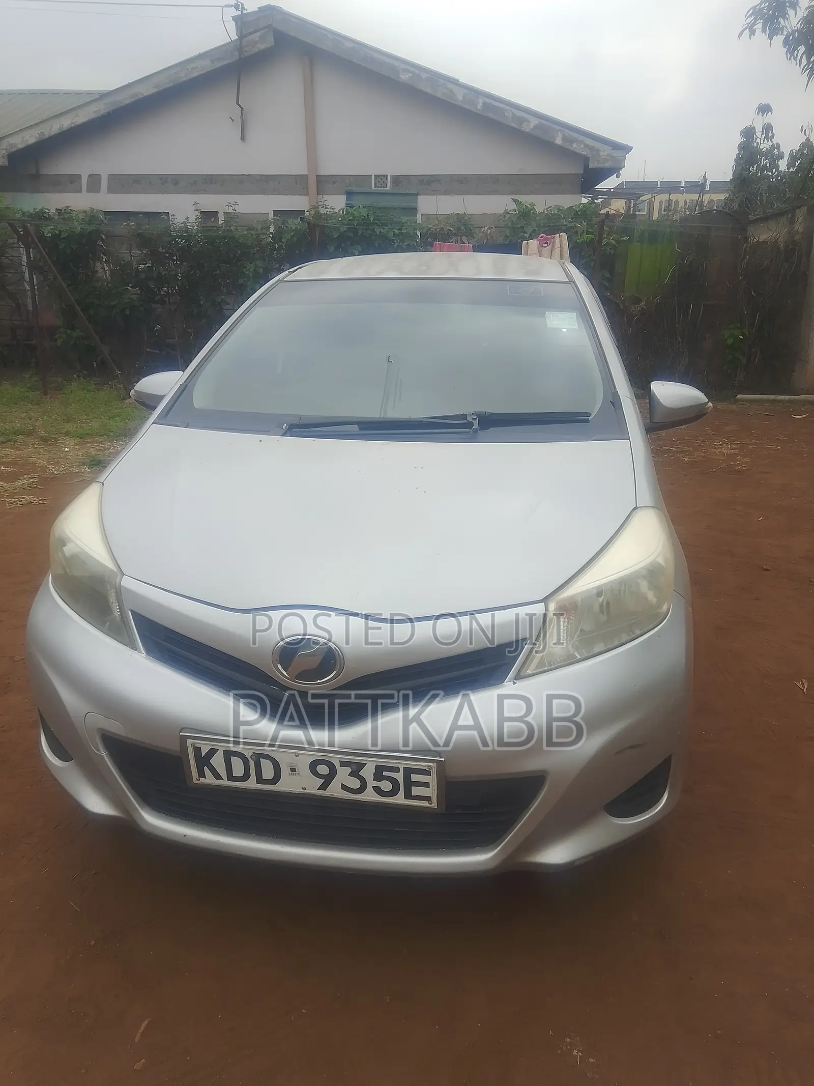 Toyota Vitz 2013 Silver