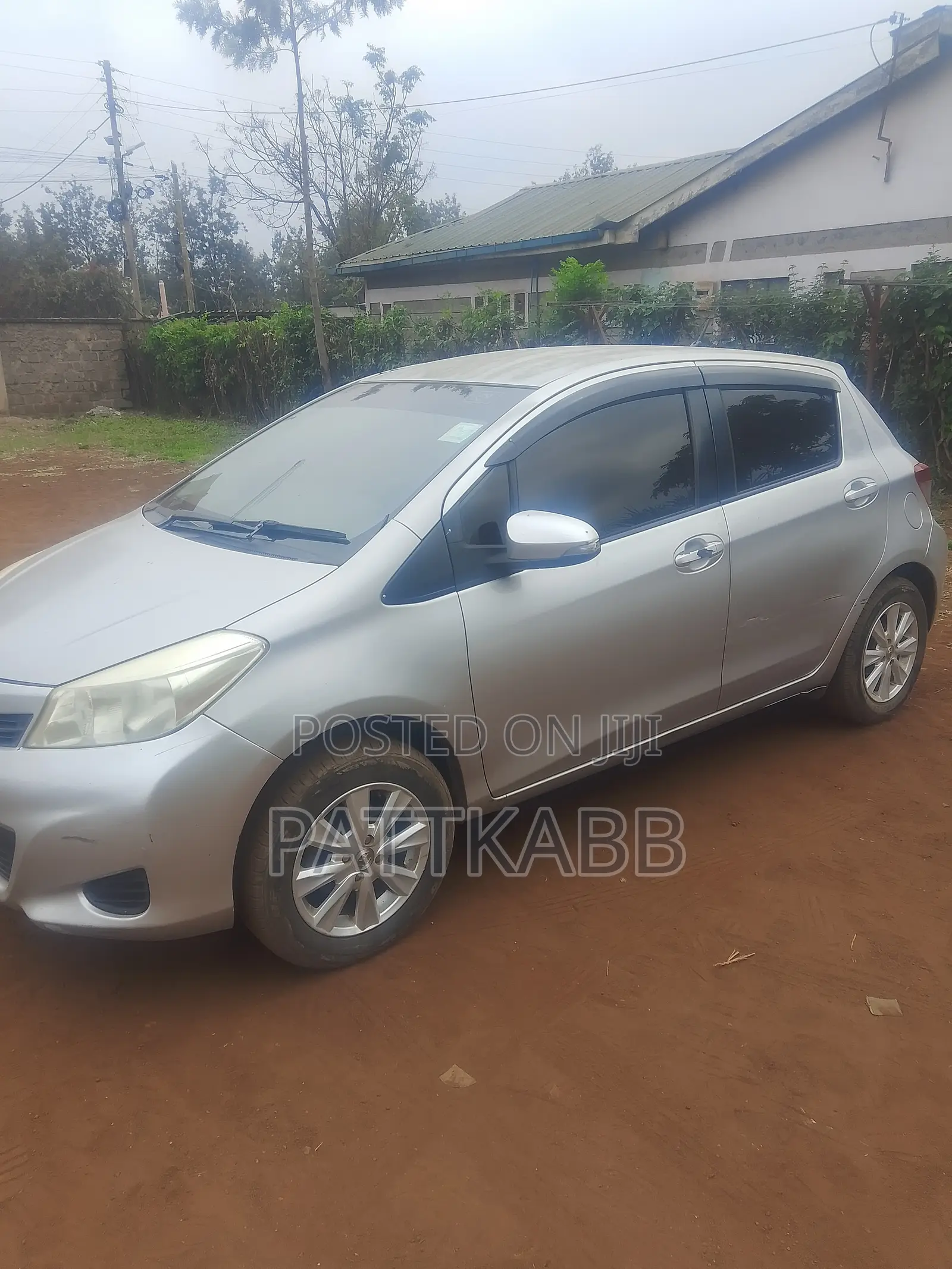 Toyota Vitz 2013 Silver