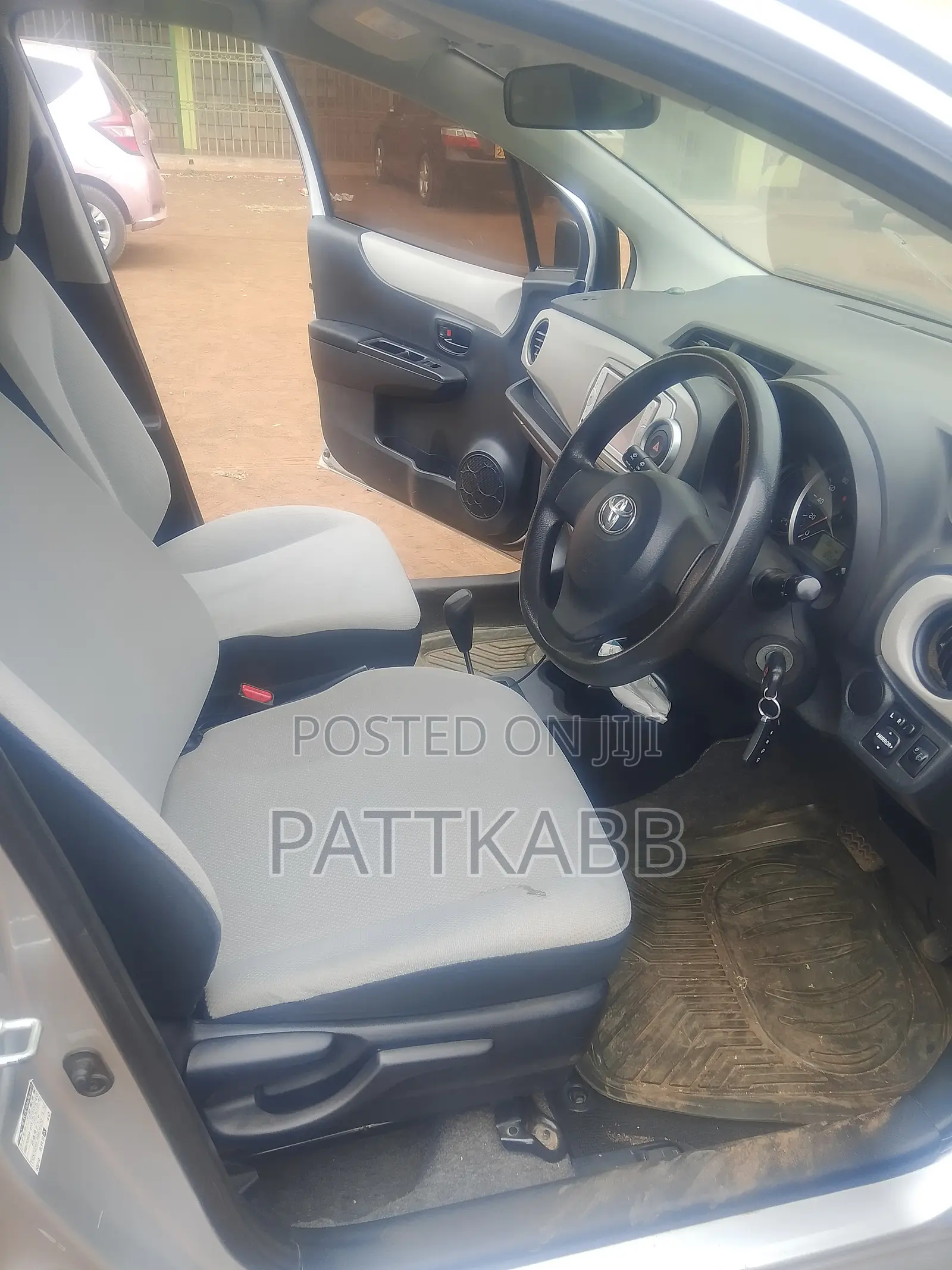 Toyota Vitz 2013 Silver
