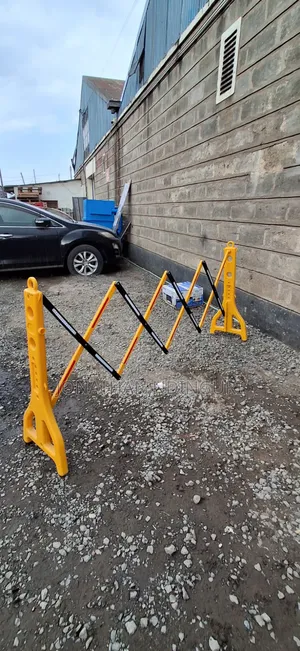 Expandable Plastic Barricade – High-Visibility Safety Barrier