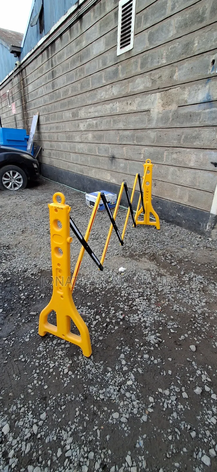 Expandable Plastic Barricade – High-Visibility Safety Barrier