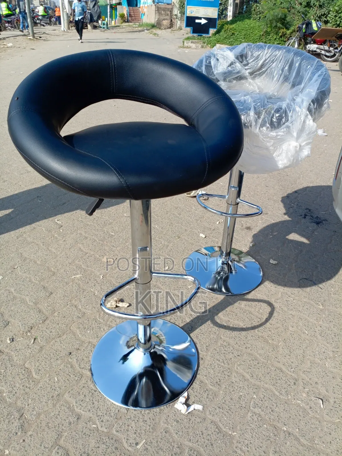 Kitchen and Spacious Bar Stool #Swivel Bar Stool