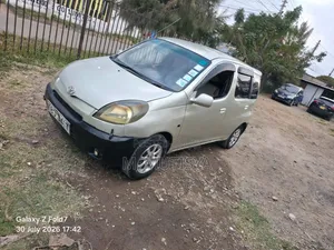 Toyota Fun Cargo 2003 Gold