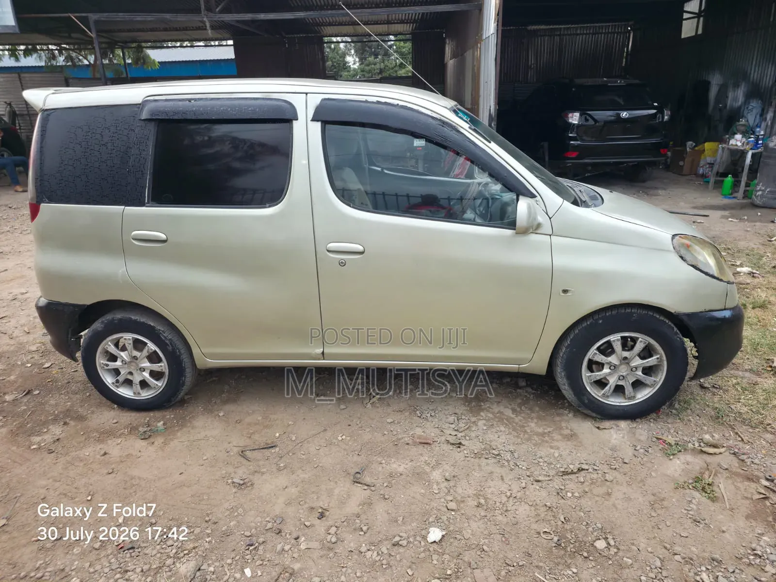 Toyota Fun Cargo 2003 Gold