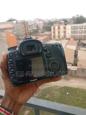 Canon Eos 7D Body Only (Free CF Adapter, Battery and Charger )
