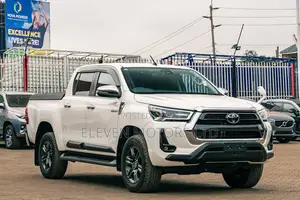 Toyota Hilux 2022 White