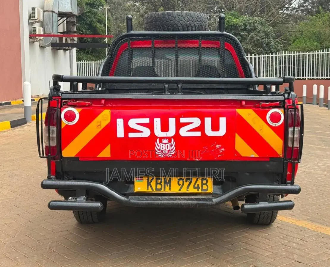 Isuzu D-MAX 2010 Red