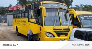 Isuzu Executive Bus 2000 Yellow