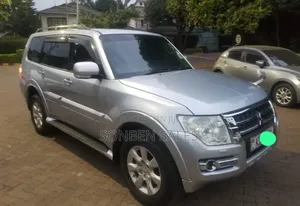 Mitsubishi Pajero 2014 Silver