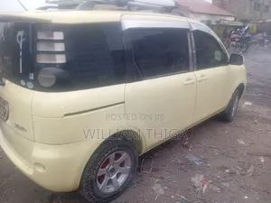 Toyota Sienta 2012 Yellow