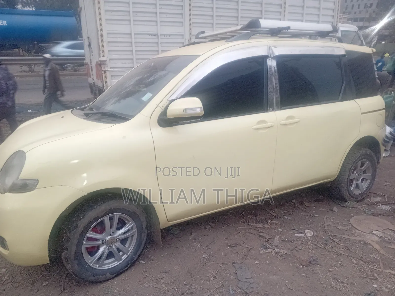 Toyota Sienta 2012 Yellow