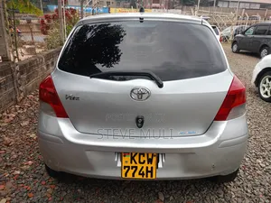 Toyota Vitz 2011 Silver