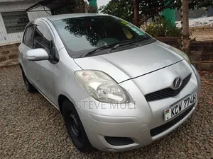 Toyota Vitz 2011 Silver