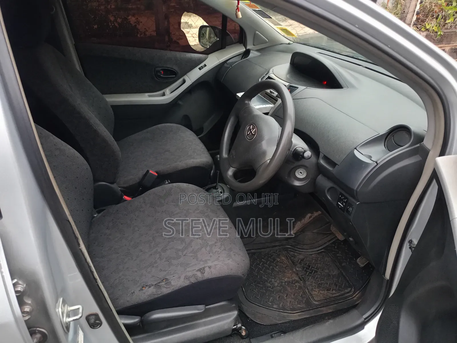 Toyota Vitz 2011 Silver