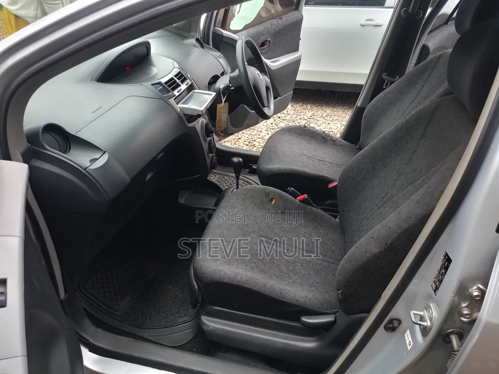 Toyota Vitz 2011 Silver