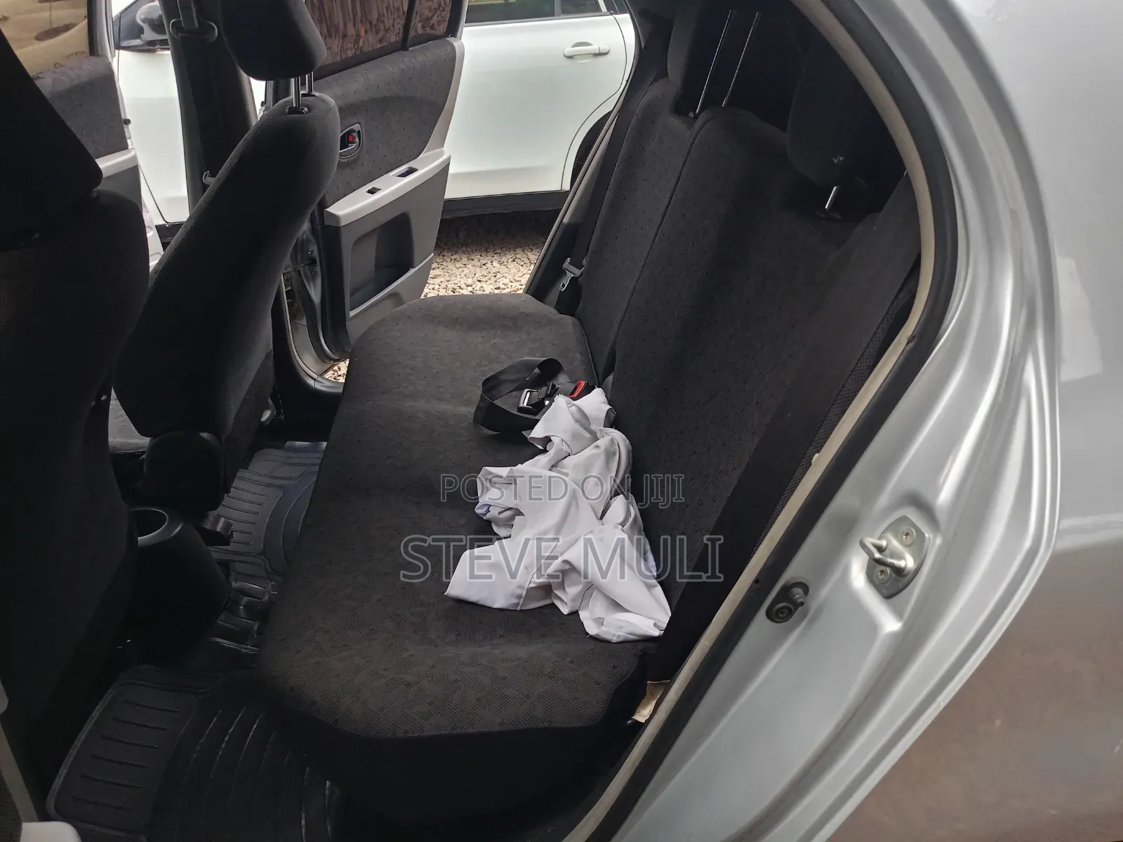 Toyota Vitz 2011 Silver