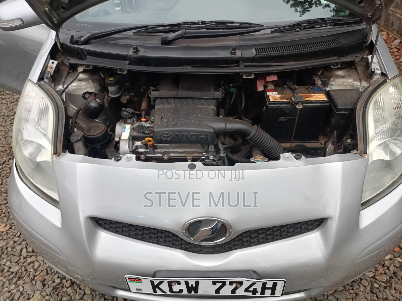 Toyota Vitz 2011 Silver