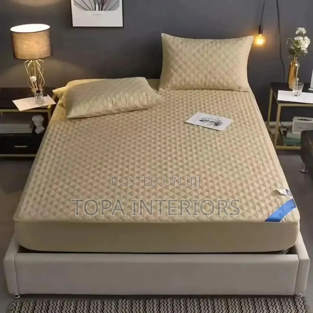 Luxurious Waterproof Mattress Protector With a Quilted Surface