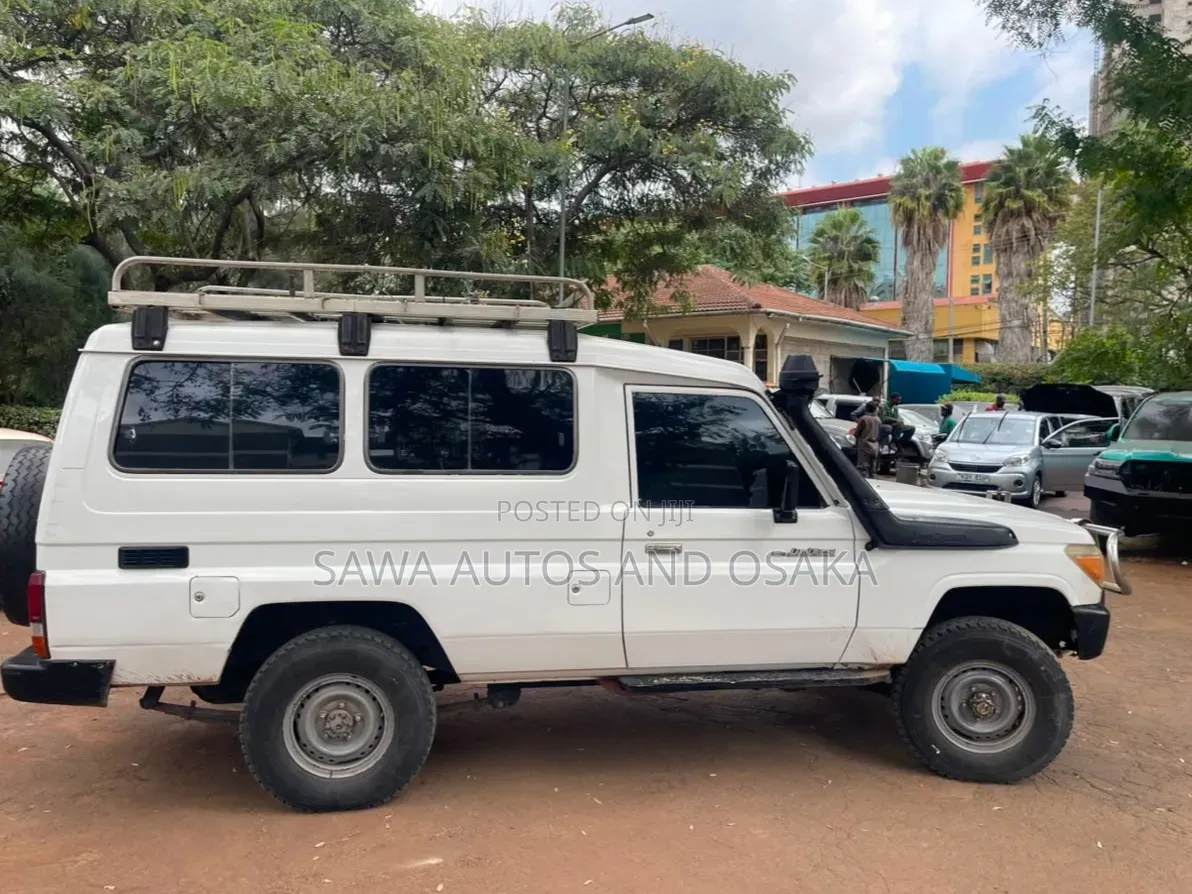Toyota Land Cruiser 2011 White