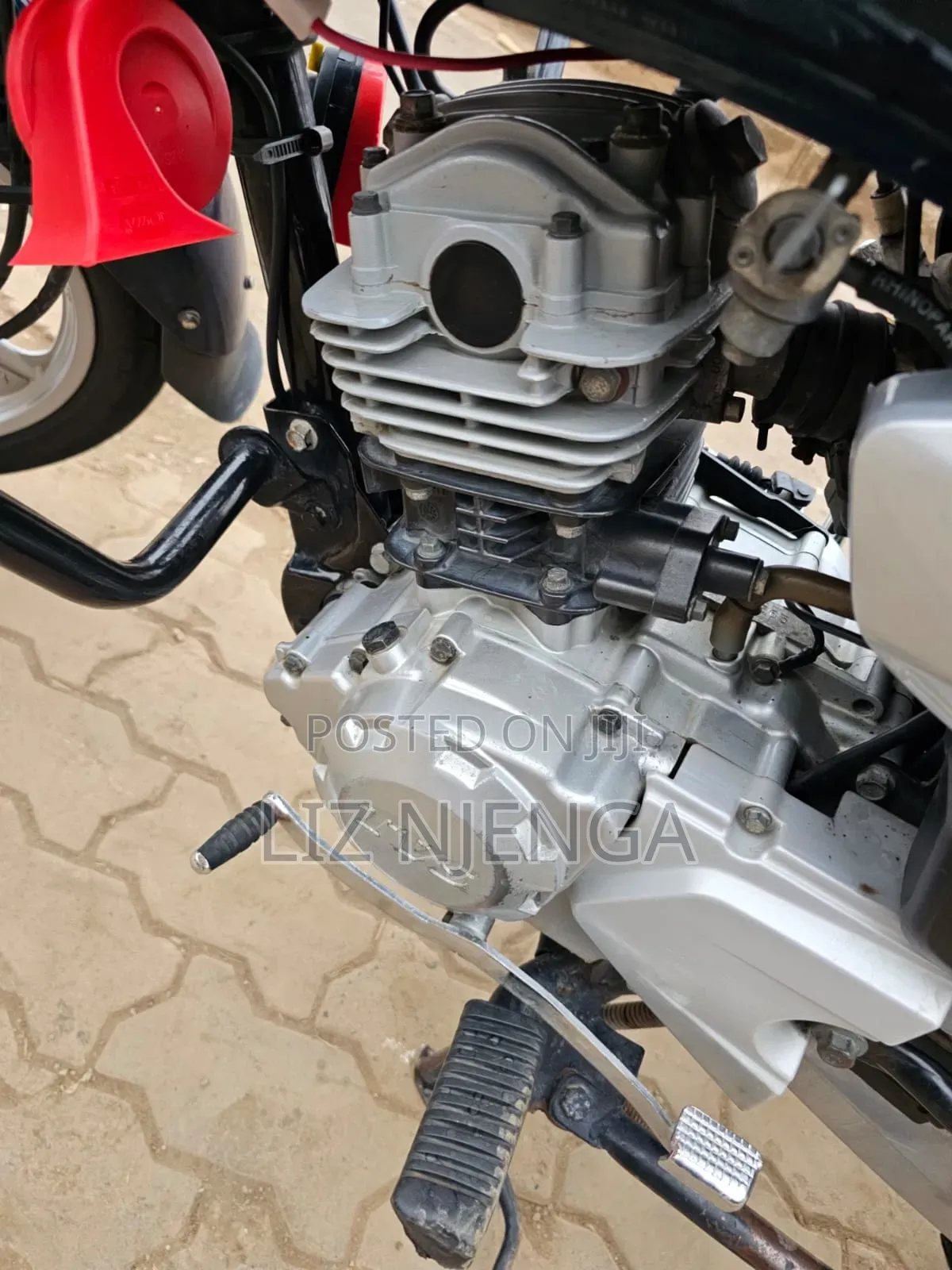 TVS HLX 125 2024 Gold