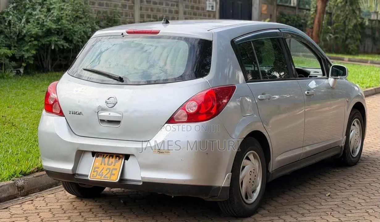 Nissan Tiida 2010 Silver