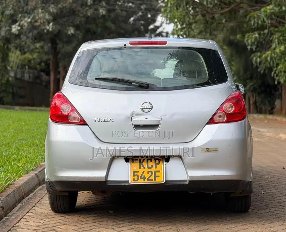 Nissan Tiida 2010 Silver