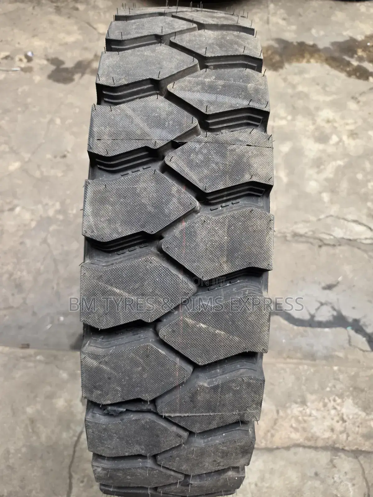 900r20 Ar 535 Tires (Diff)