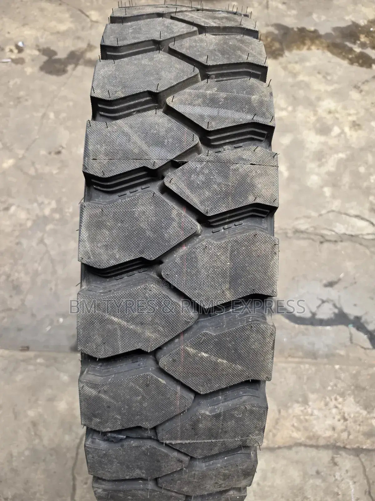 900r20 Ar 535 Tires (Diff)