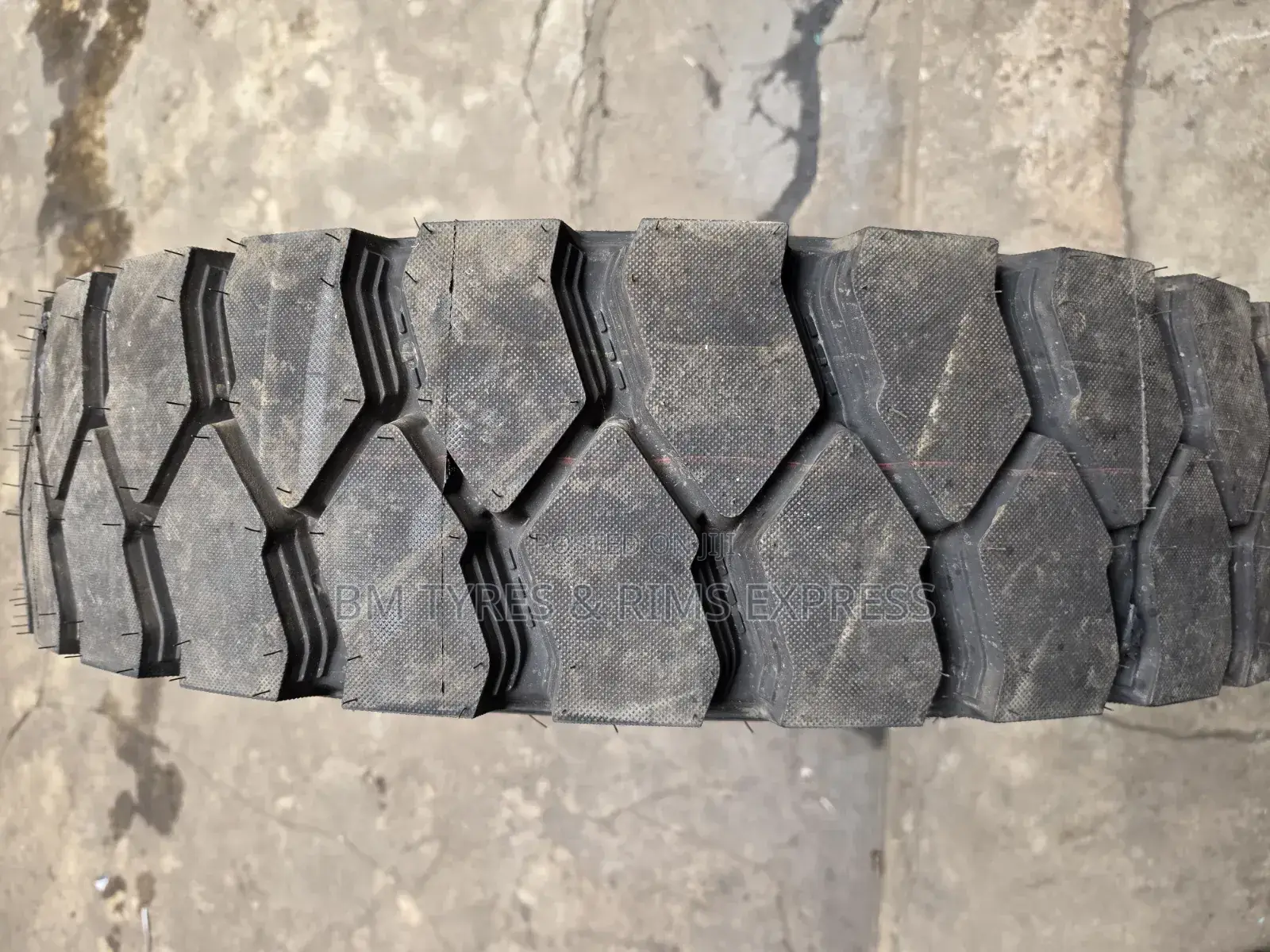900r20 Ar 535 Tires (Diff)