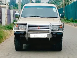Mitsubishi Pajero 2000 Beige