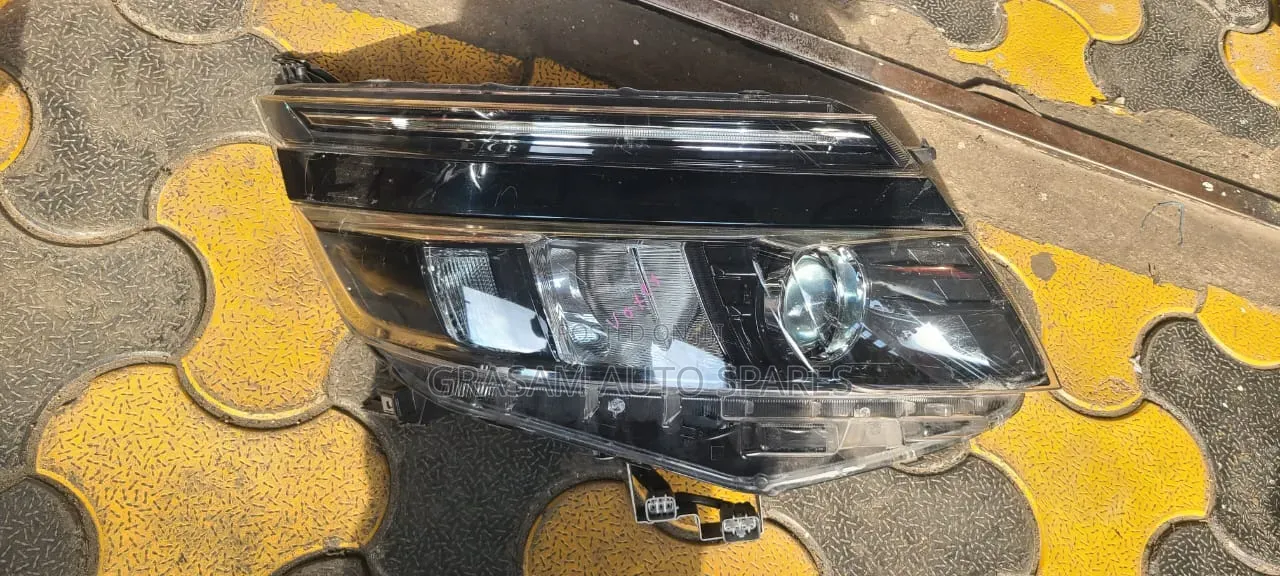 Toyota Voxy 2015 Headlights