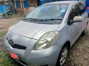 Toyota Vitz 2009 Silver