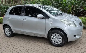 Toyota Vitz 2009 Silver