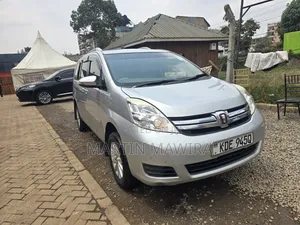 Toyota ISIS 2014 Silver