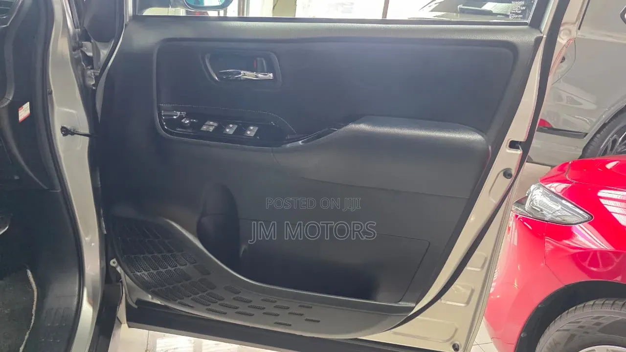 Toyota Noah 2020 Silver