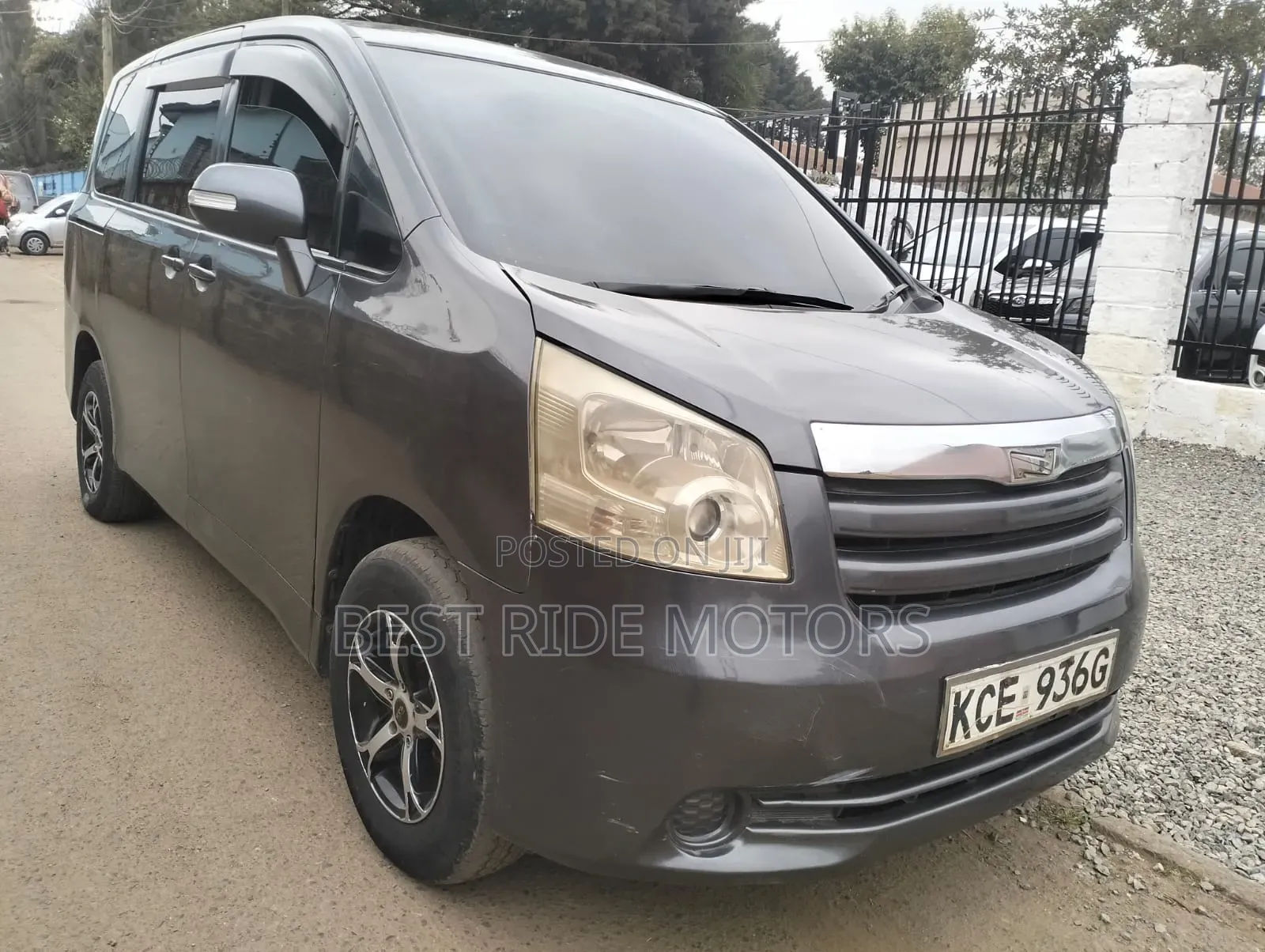 Toyota Noah 2009 Gray