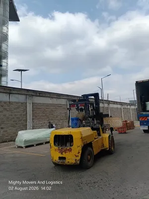 Professional Forklift Operation-Lifting Transportation of Heavy Load