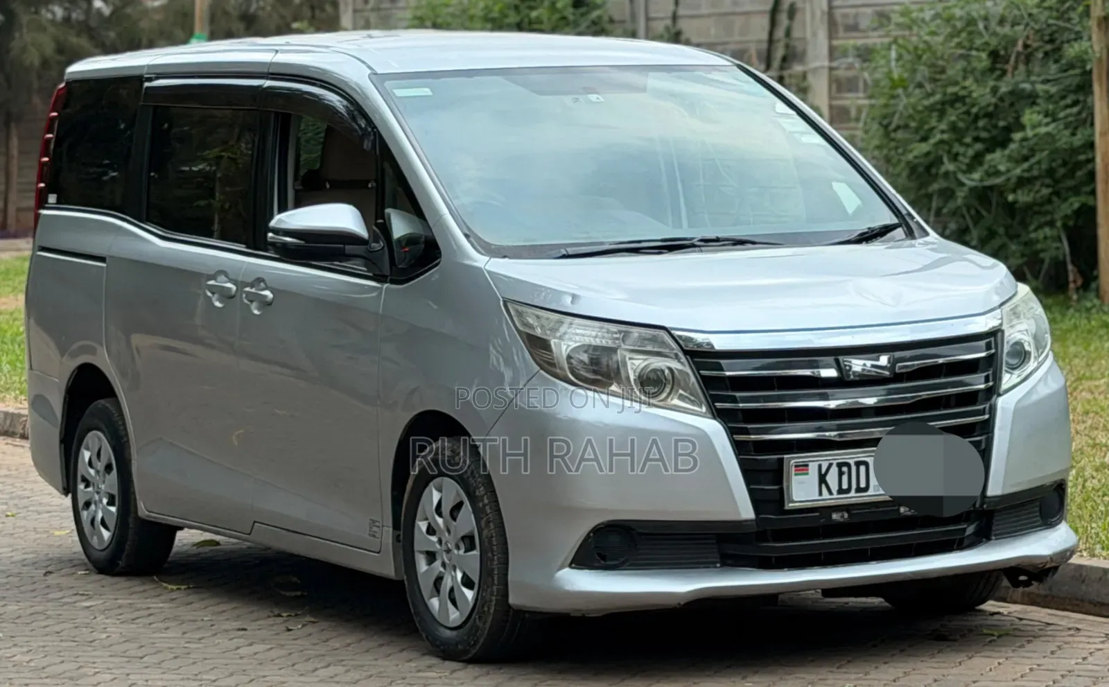 Toyota Noah 2014 Silver