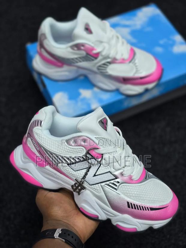 Brand newSneakers