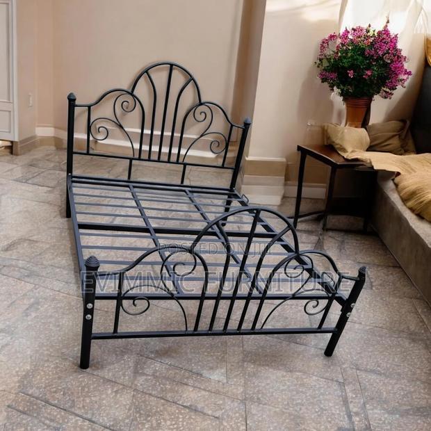 Victorian Style Queen Size Metal Frame Bed - thumbnail 2