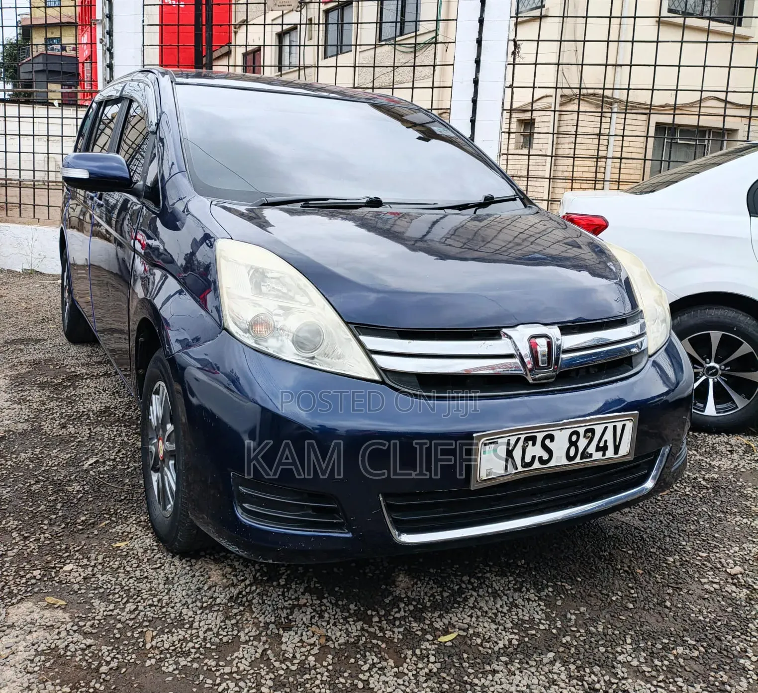 Toyota ISIS 2011 Blue