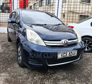 Toyota ISIS 2011 Blue