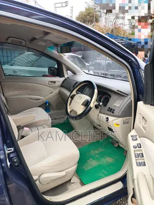 Toyota ISIS 2011 Blue