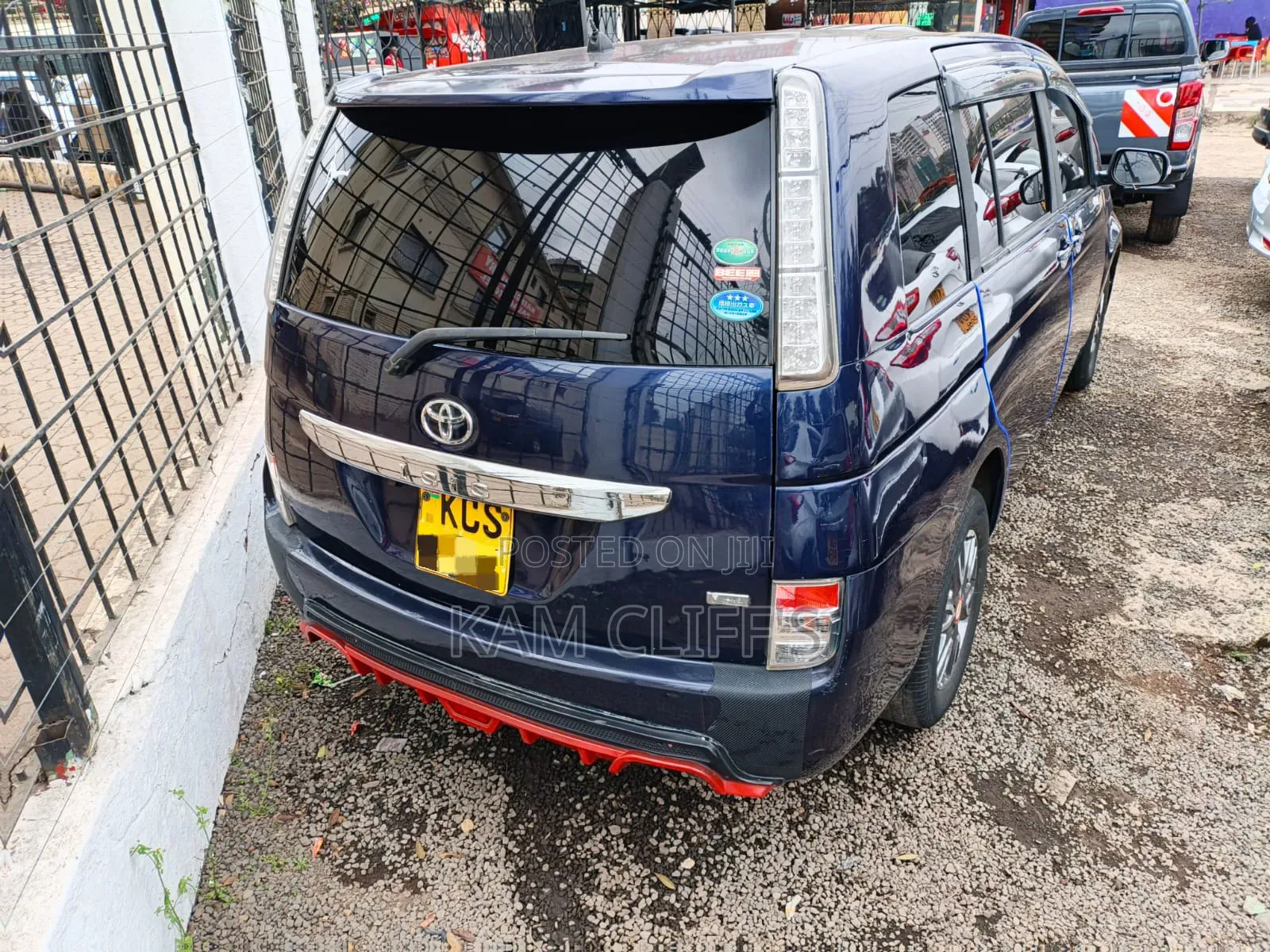Toyota ISIS 2011 Blue