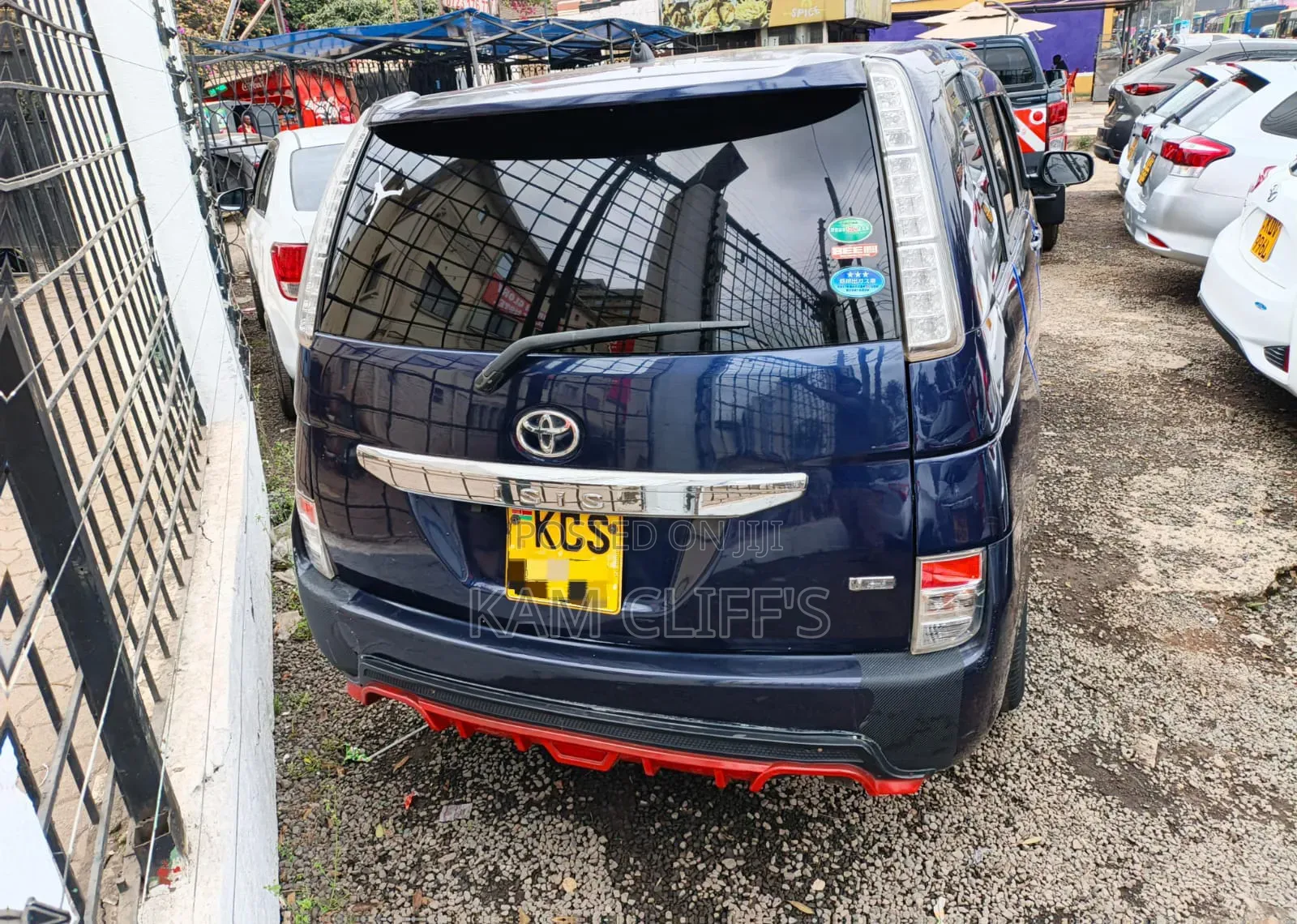 Toyota ISIS 2011 Blue